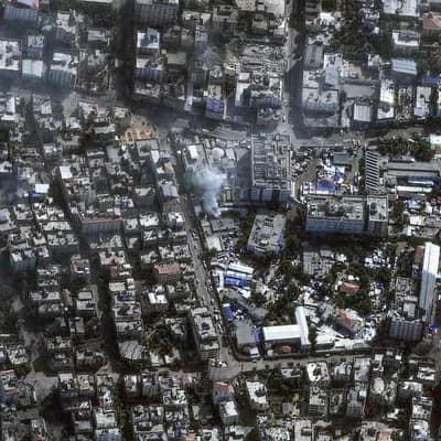Israeli forces advance to gates of main Gaza hospital
