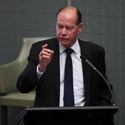 Disendorsed veteran Liberal MP heads to crossbench