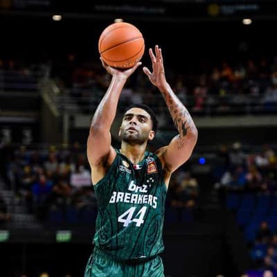 Breakers survive late scare to beat JackJumpers