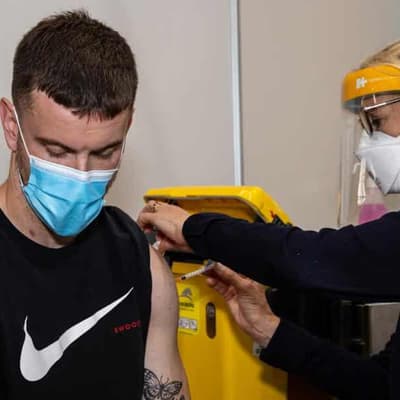 Warning to vaccinate as pre-Xmas COVID-19 cases surge