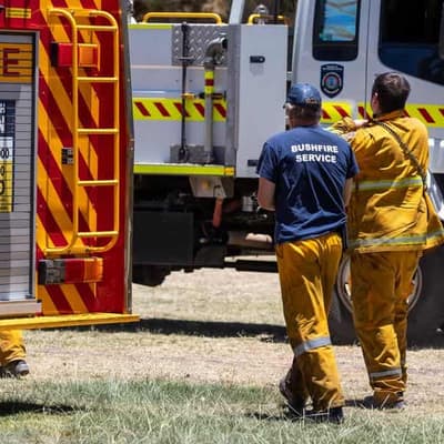 Fast moving bushfire threatening homes in Perth's north