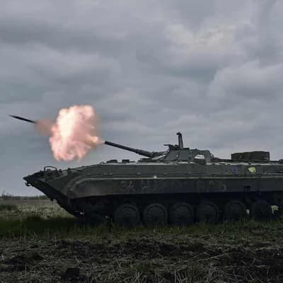 Russian forces advancing on Ukraine town from all sides