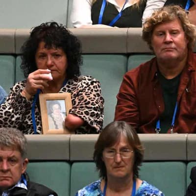 PM issues 'overdue' apology to thalidomide survivors