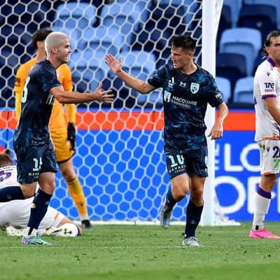 Sydney sink Perth 3-2 in ALM after lightning delay